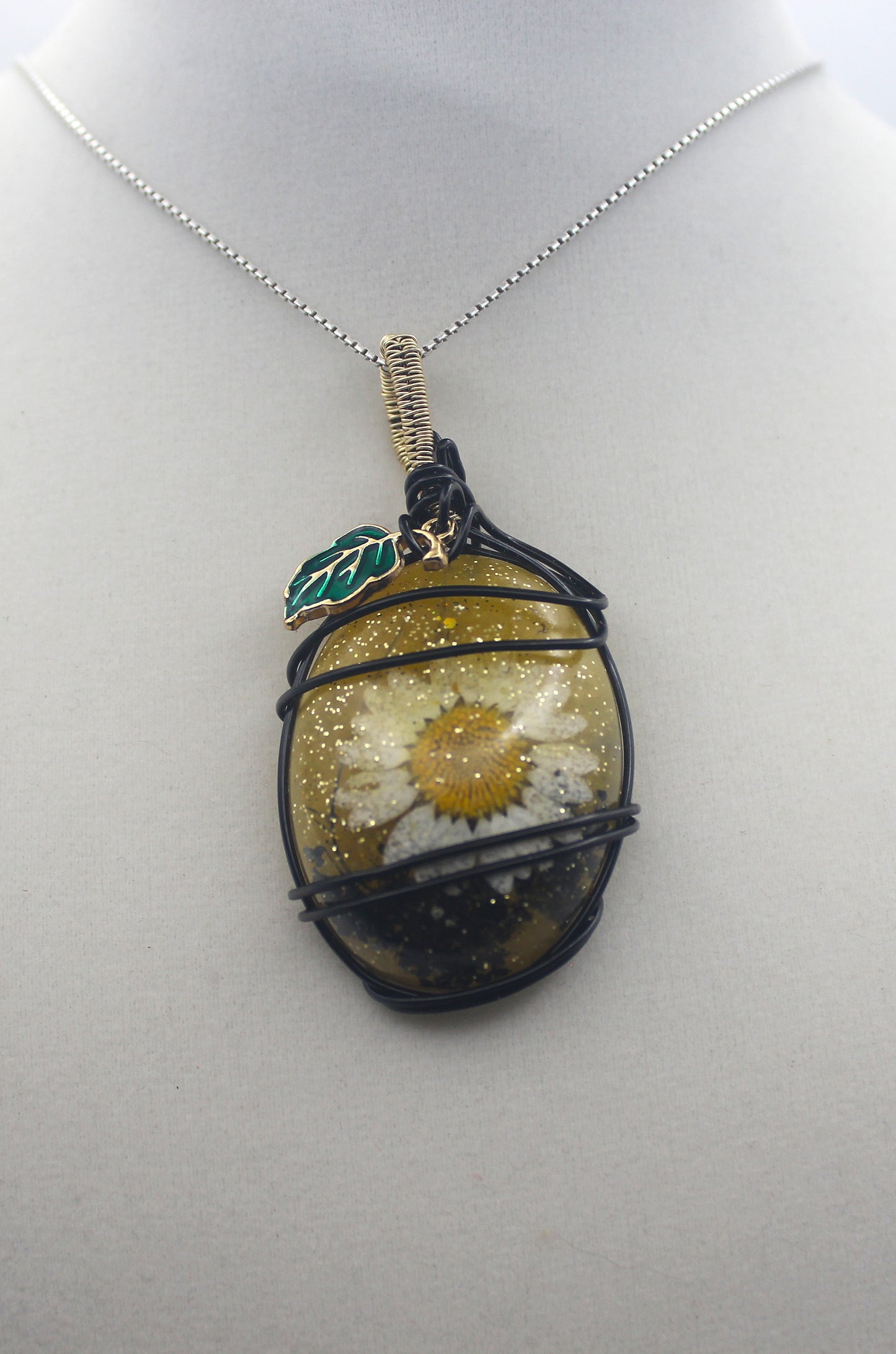 Plated Resin White Flower Pendant Necklace