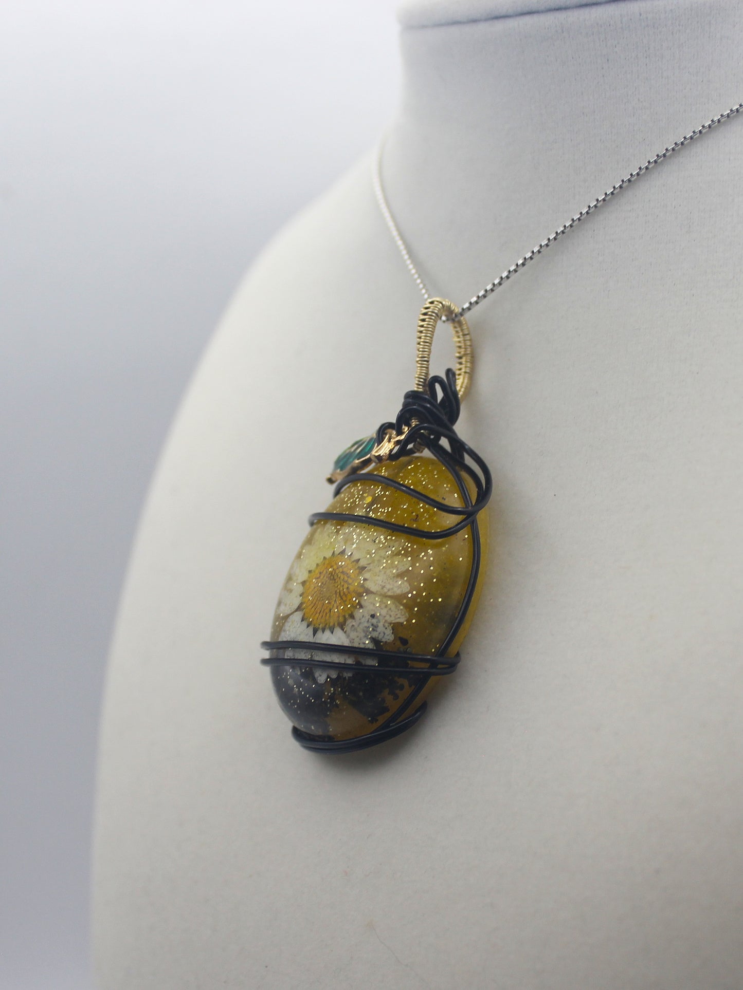 Plated Resin White Flower Pendant Necklace